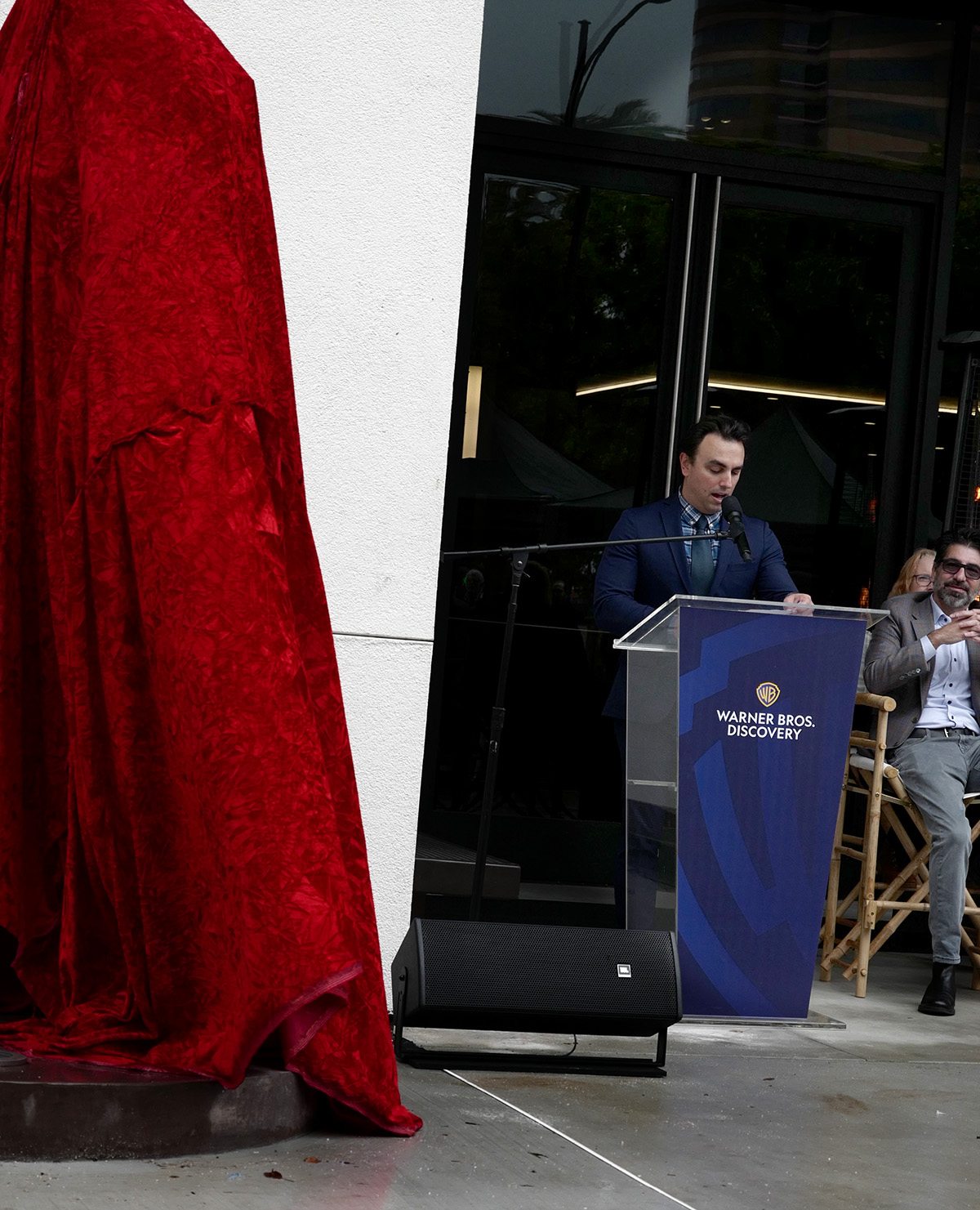 BurbankWonderWoman Cast & Installed by American Fine Arts(00)